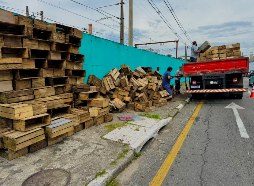Prefeitura de Ferraz de Vasconcelos investiga caso de descarte irregular em rua da região central