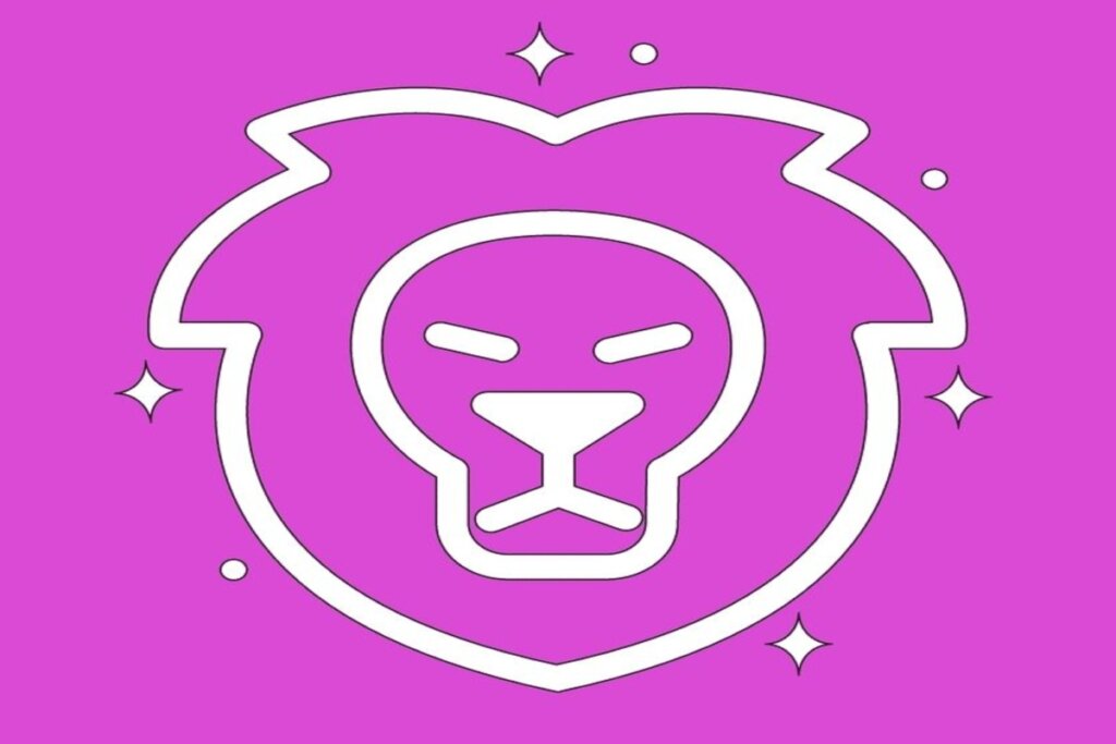 Rosto de um leão com juba em destaque, traços fortes e expressão firme, sendo branco em fundo rosa