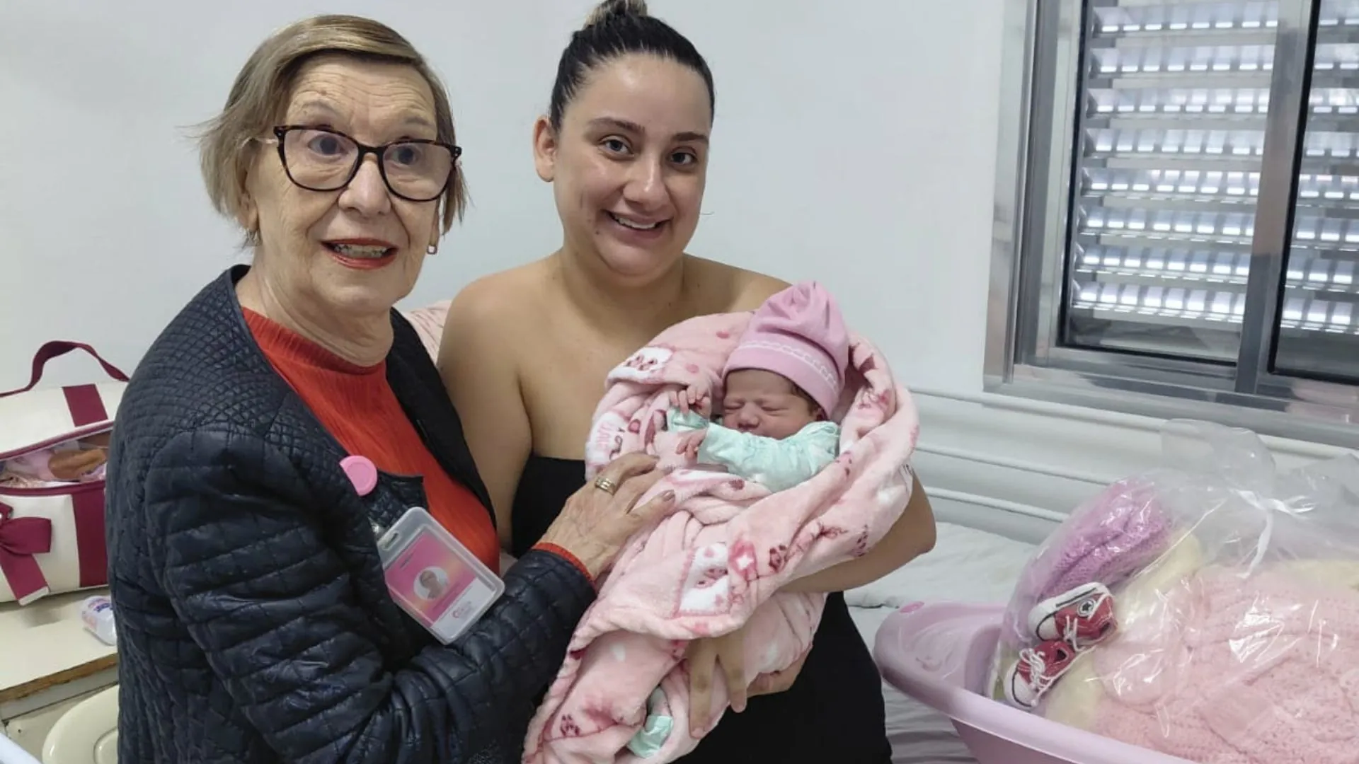 Primeira criança nascida na Santa Casa de Mogi no Domingo das Mães ganha enxoval