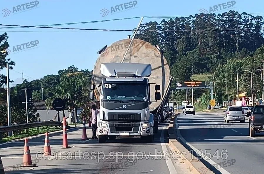 Carreta desautorizada derruba fios e interdita faixa na Mogi-Bertioga