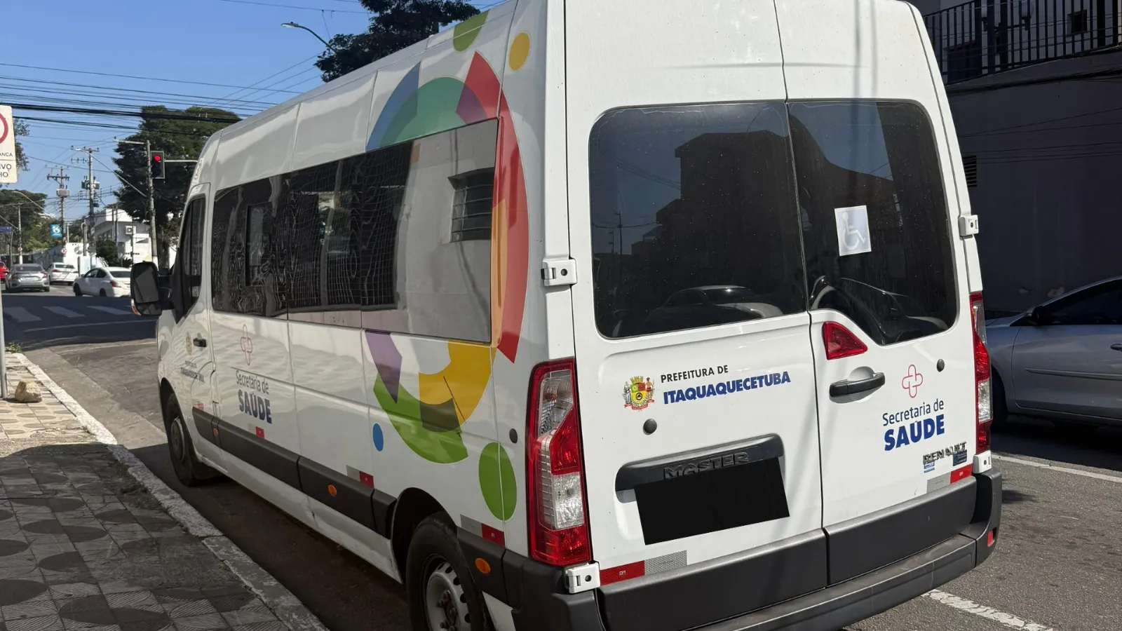 PM recupera van da Prefeitura de Itaquá e prende suspeito de roubo; motorista foi mantido refém