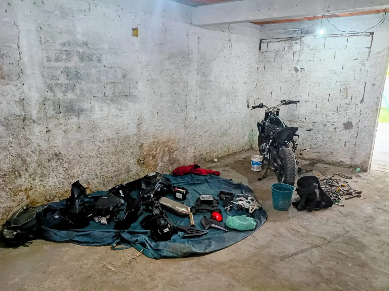 Após denúncia anônima, PM prende três em casa usada como desmanche de motos em Arujá