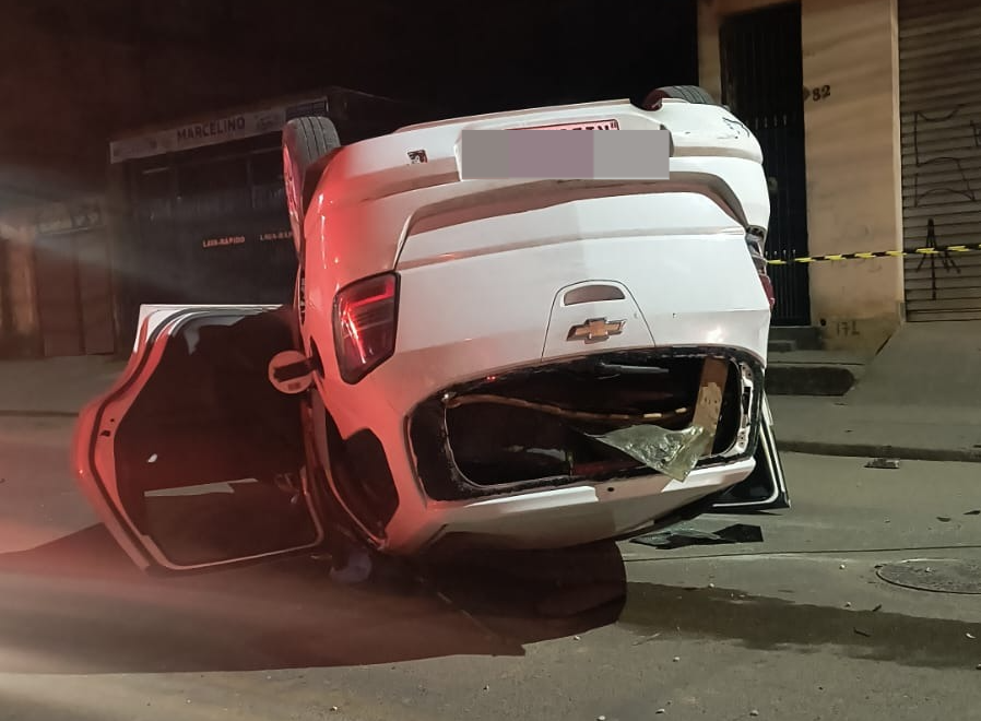 Perseguição termina com carro capotado e dois presos por sequestro, em Itaquá