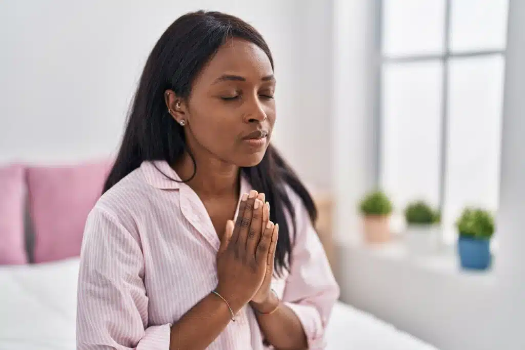 5 orações poderosas para proteger um ente querido em momentos difíceis