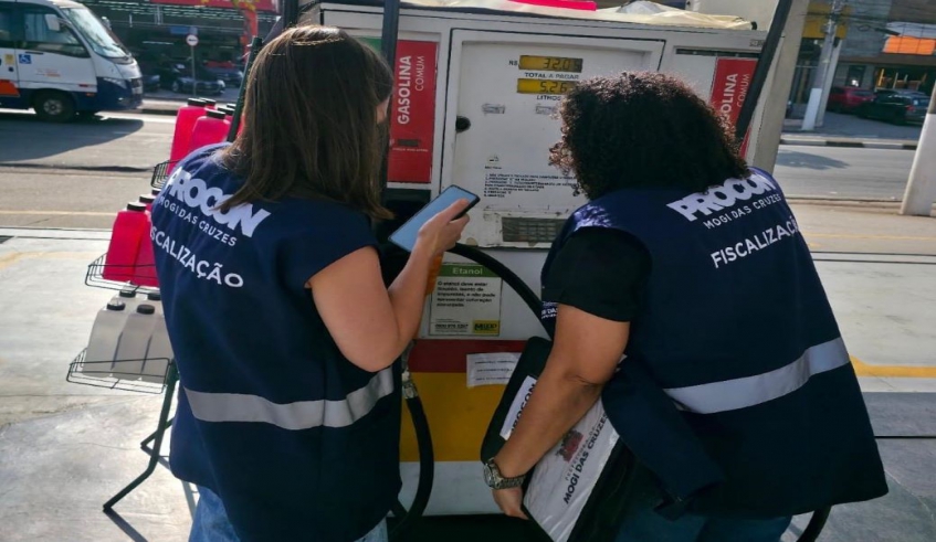 Procon Mogi fiscaliza postos de combustíveis e orienta estabelecimentos sobre validade e informações de preços