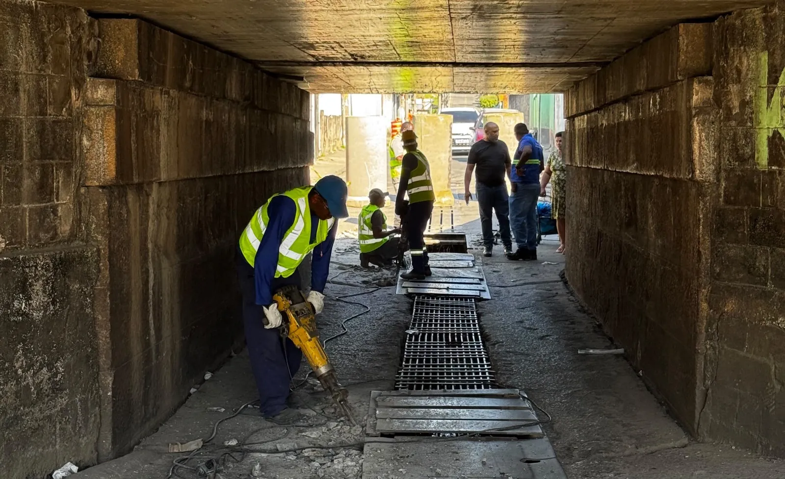 Túnel na avenida Fernando Vasconcelos Rossi, em Itaquaquecetuba, é interditado para manutenção