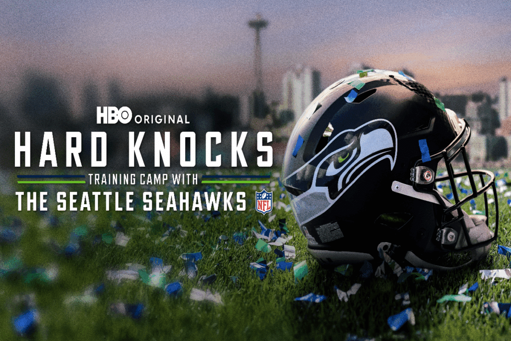 Imagem do campo de futebol americano com capacete com mascote do time seattle seahawks com confetes e o nome do documentário em branco