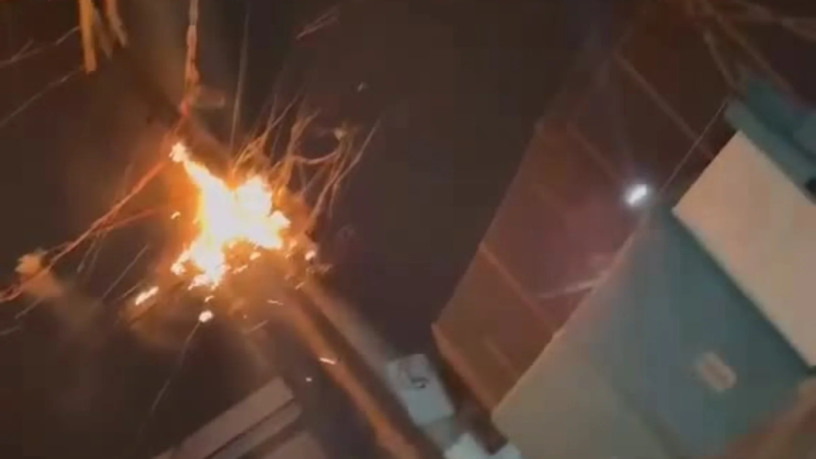 Vídeo: incêndio atinge poste de energia na Vila Santo Antônio, em Ferraz de Vasconcelos