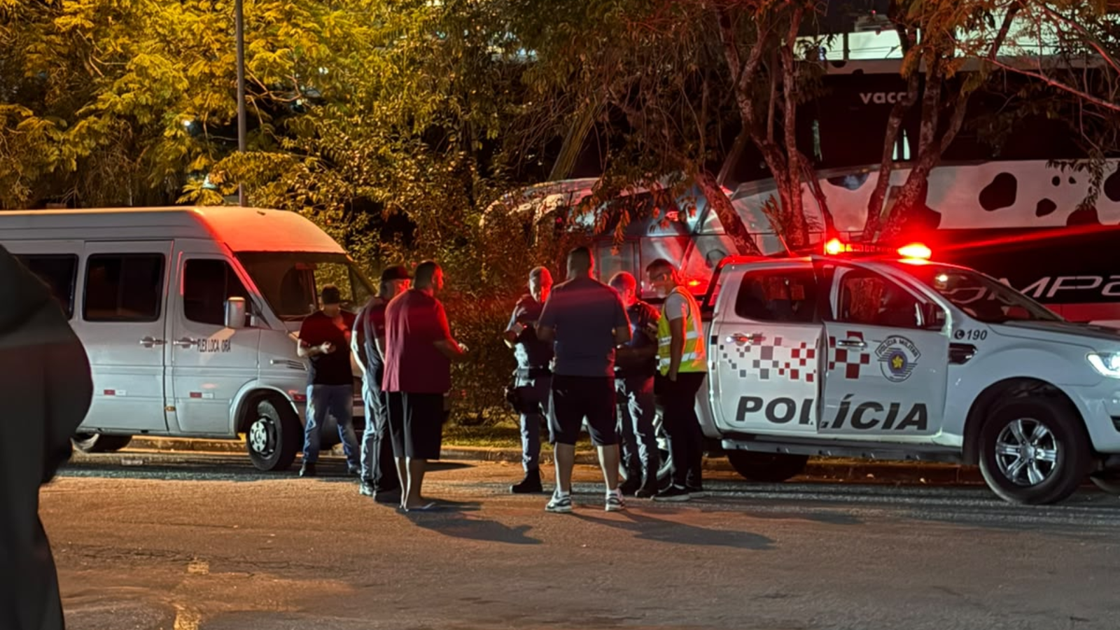 Artesp apreende van durante ação de combate ao transporte irregular, em Mogi das Cruzes