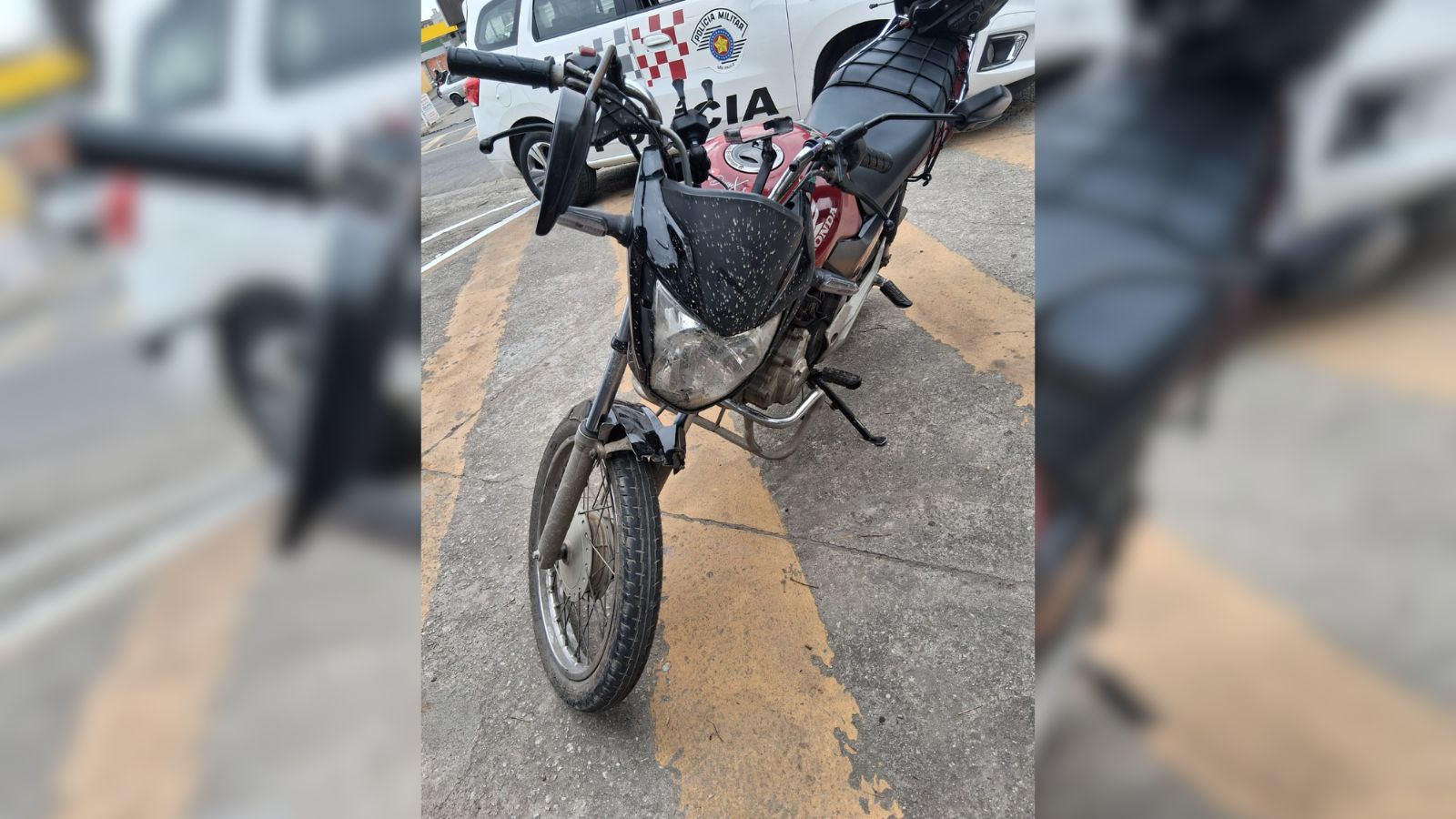 Motociclista sem CNH bate em viatura da PM e passageira fica ferida, em Suzano