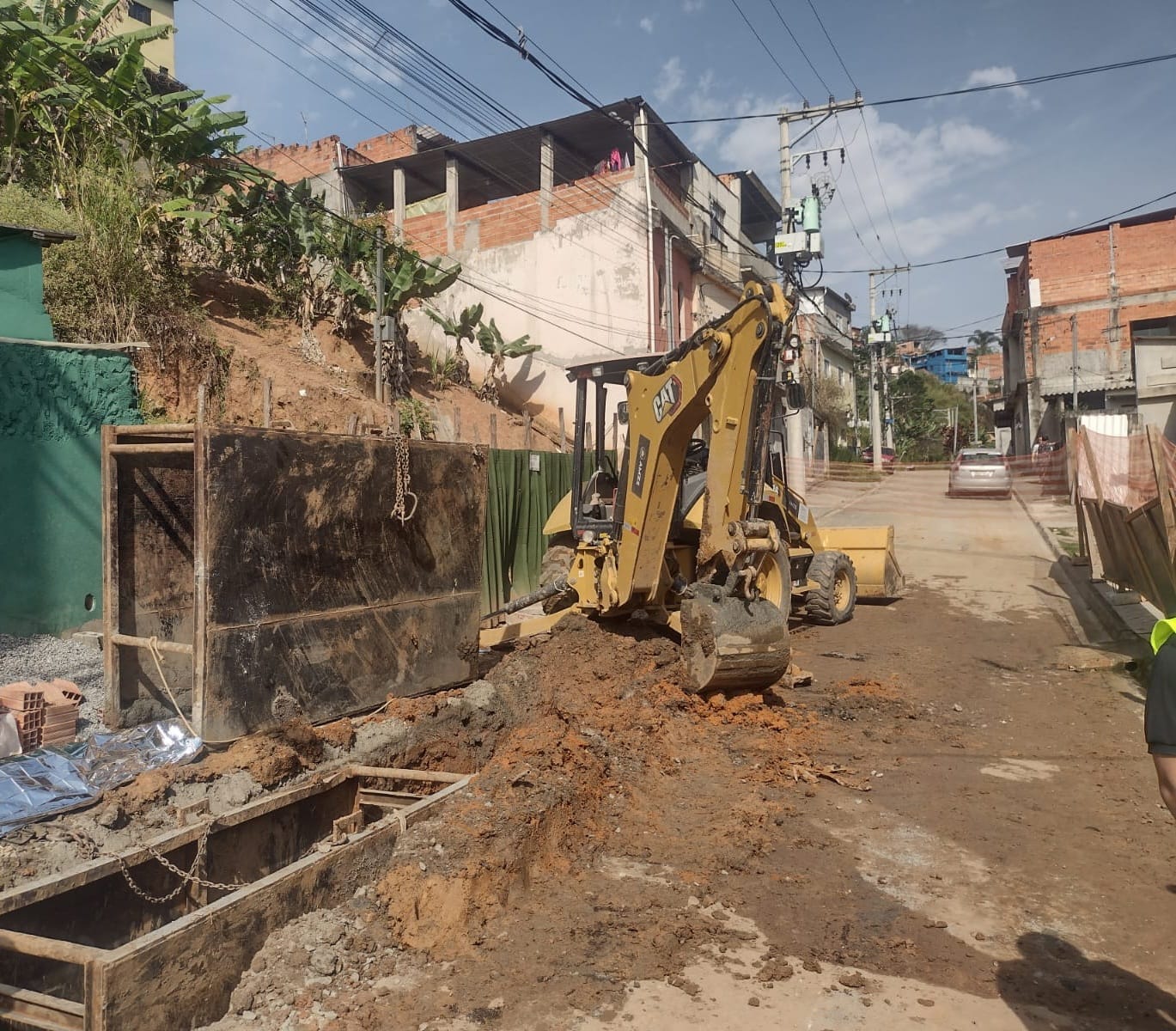 Homem morre após ser atingido por pá de retroescavadeira, em Itaquaquecetuba
