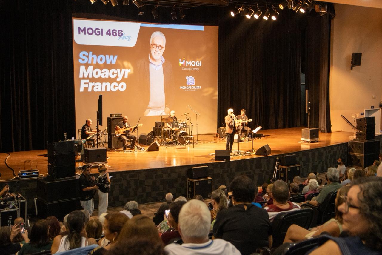 Show de Moacyr Franco anima público da terceira idade em celebração ao aniversário de Mogi