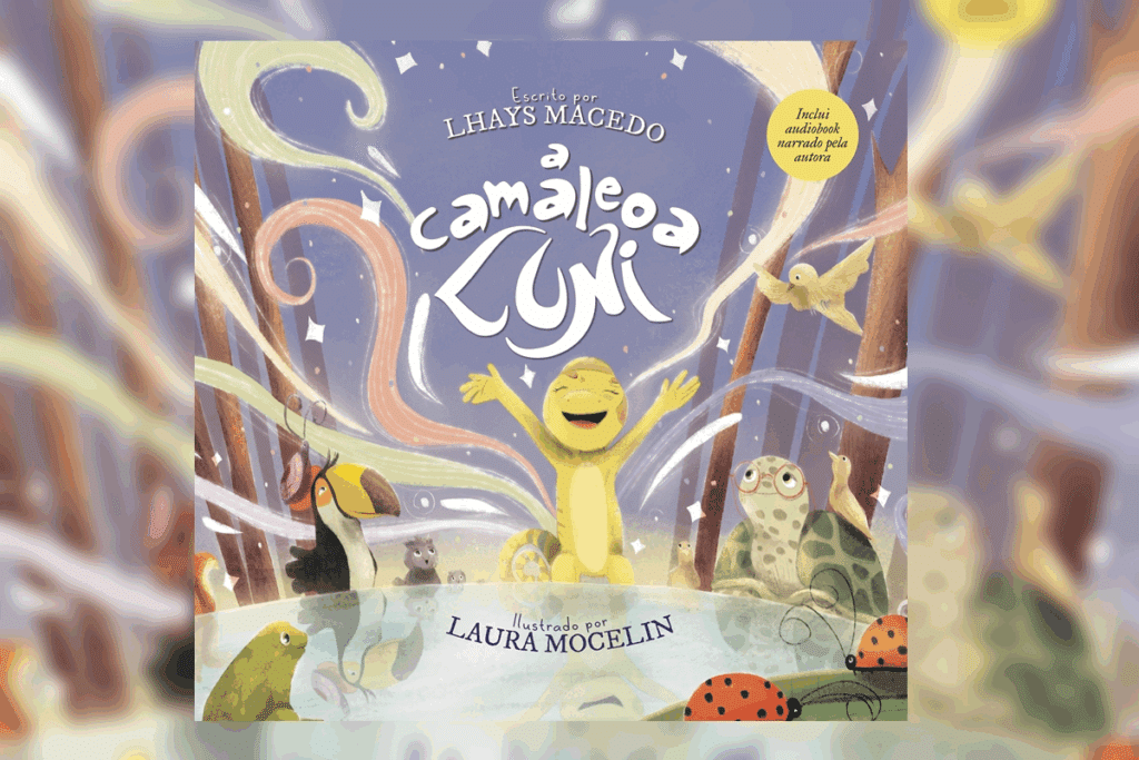 Capa de livro com título e autor escrito em branco e ilustração de camaleoa verde sorrindo com animais ao redor e floresta ao fundo