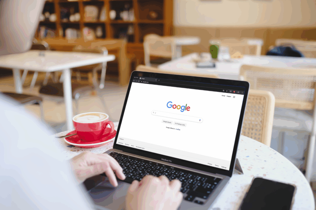 Mãos sobre um notebook com a tela no Google