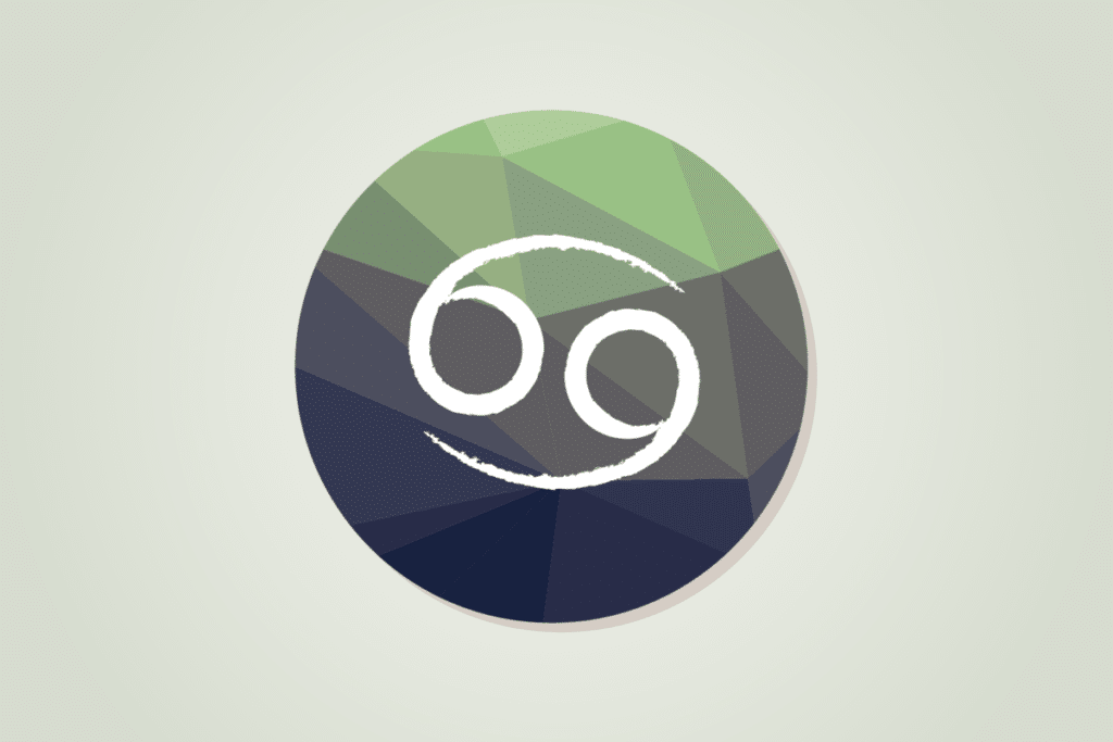 Símbolo de Câncer, duas formas curvas em espiral, uma sobre a outra e voltadas em direções opostas, parecidas com um "69" deitado ou com as pinças de um caranguejo. O traço é branco, estilo pincel, dentro de um círculo com padrão geométrico em verde e azul-marinho, sobre fundo claro.