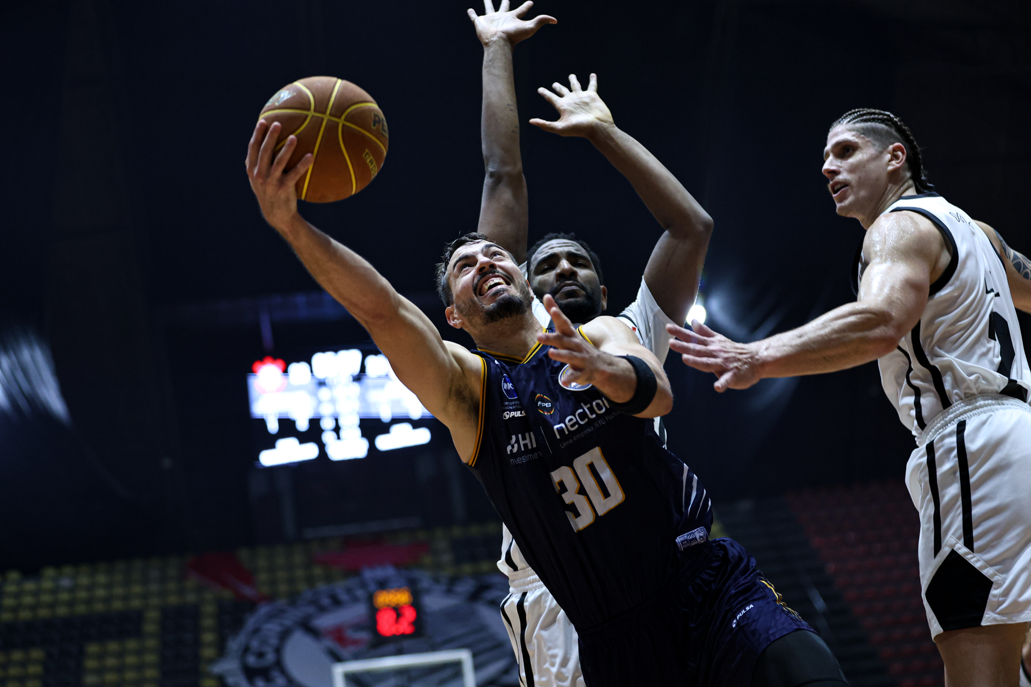 Mogi Basquete vira sobre o Corinthians no fim e vai à final do Campeonato Paulista