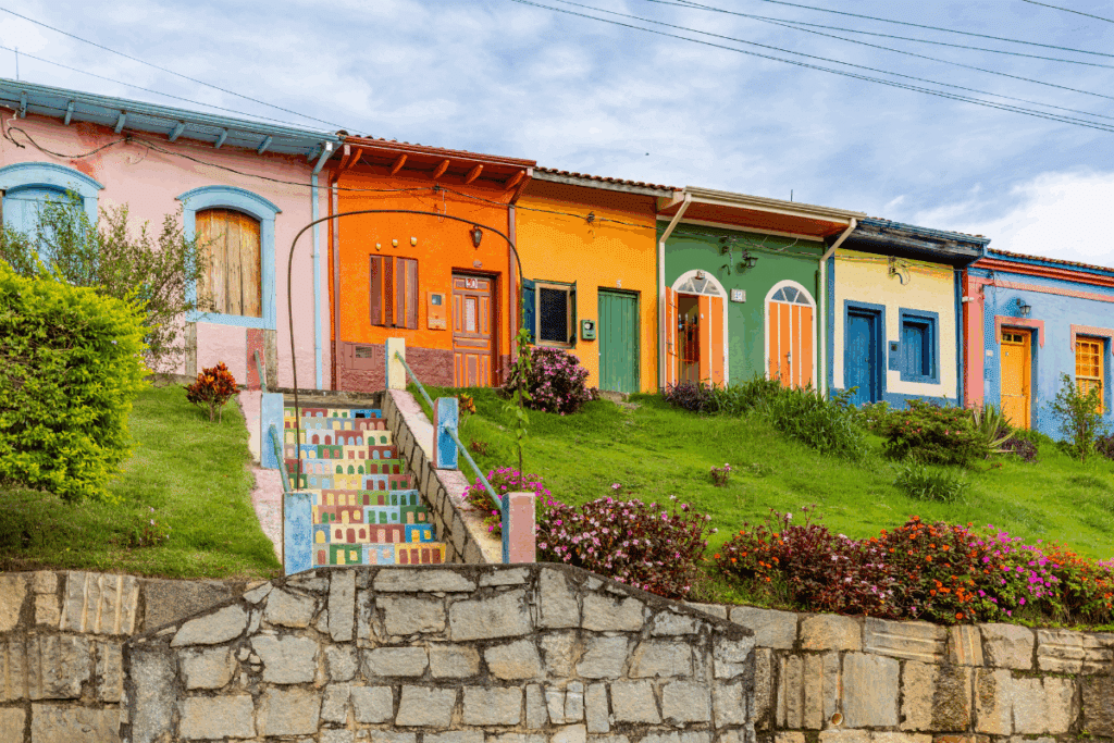 Casarios coloridos em patamar elevado, margeando uma escadaria decorada com mosaicos e canteiros floridos