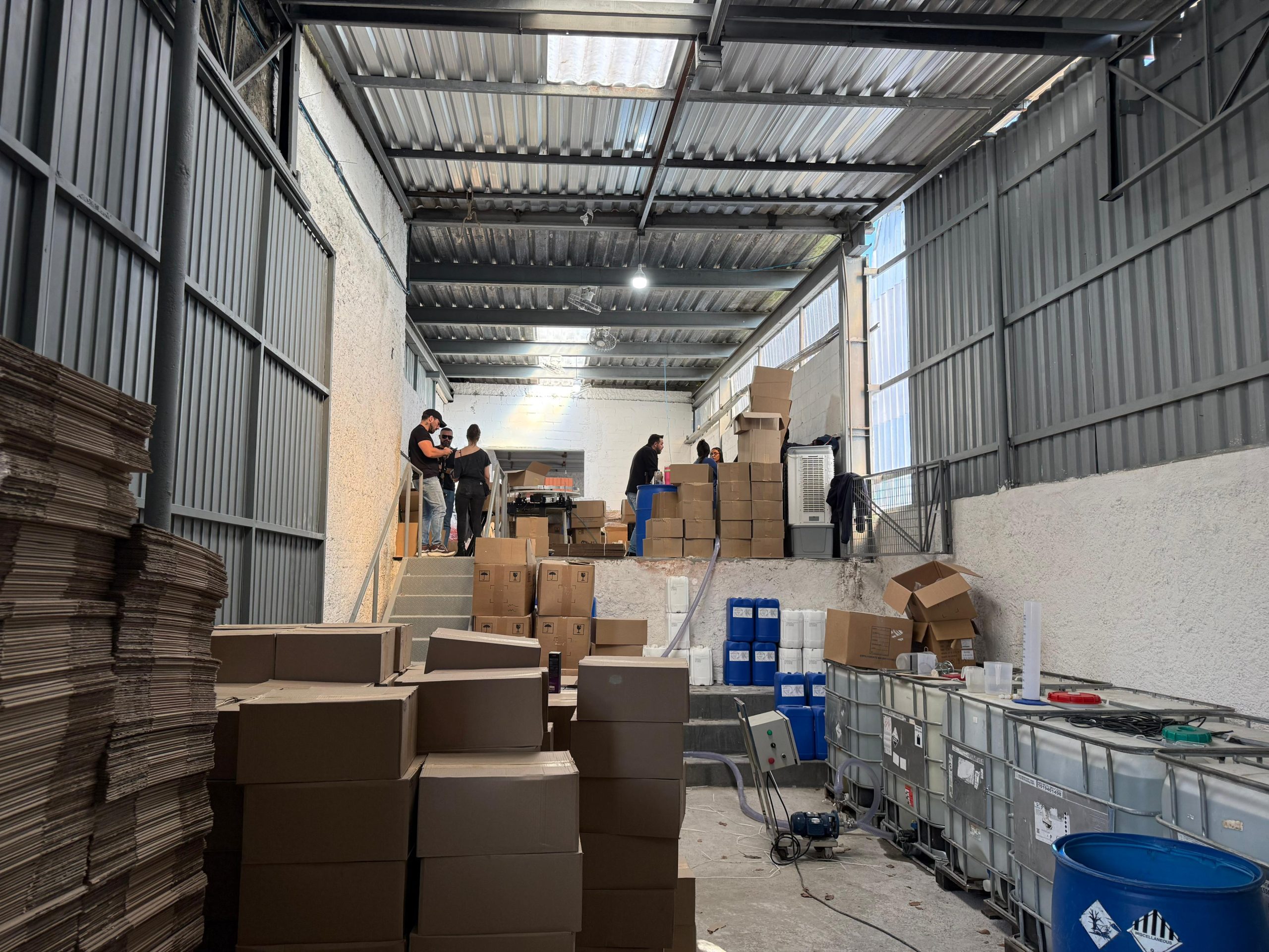 Itaquá: polícia prende 13 suspeitos em fábrica que falsificava cosméticos de marca de influenciadora