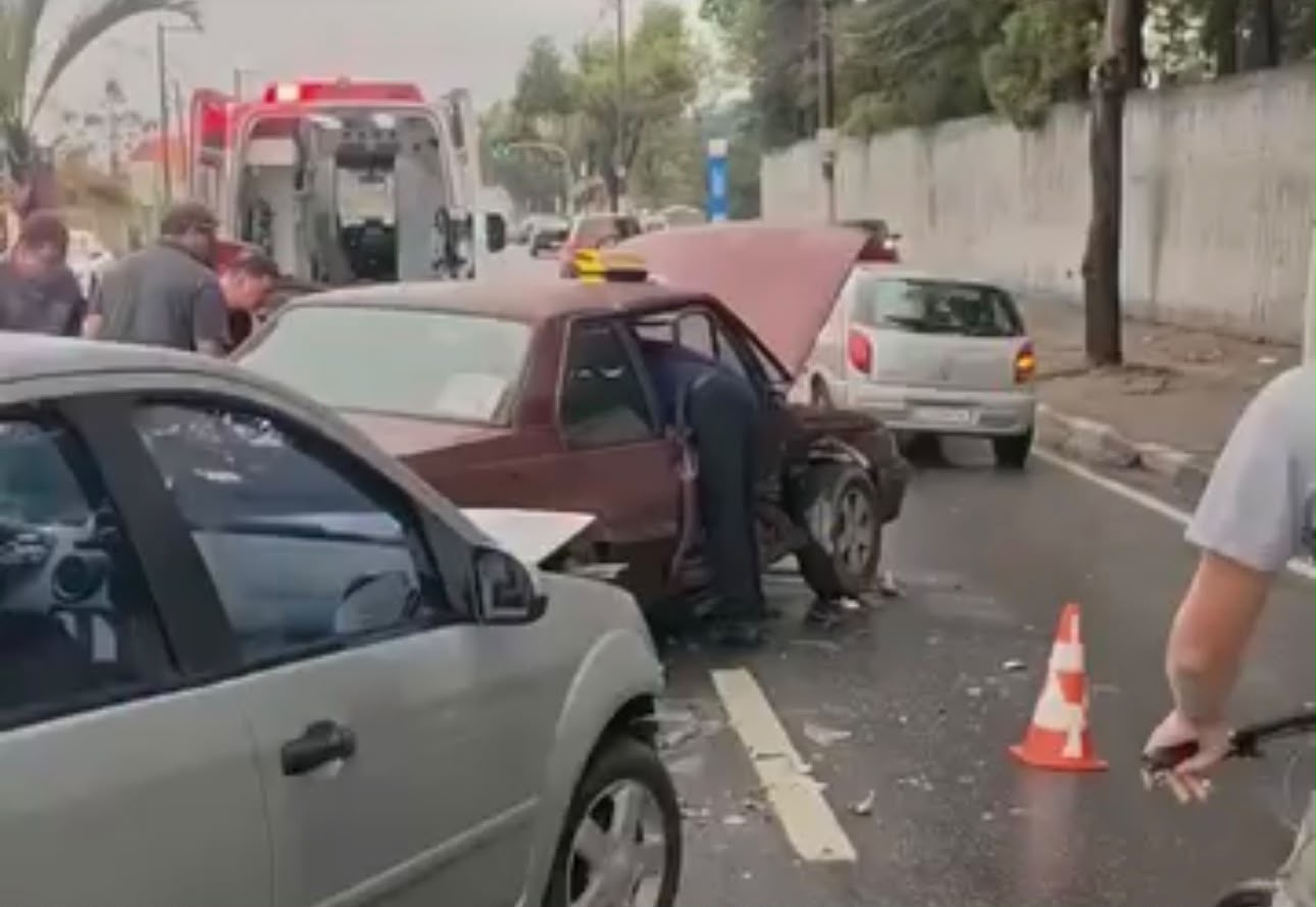 Acidente próximo ao Hospital Regional deixa mulher ferida e afeta trânsito em Suzano