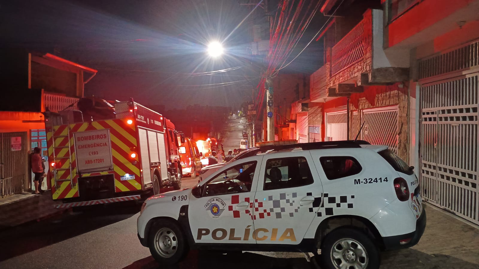 Homem ateia fogo em residência durante negociação com a PM em Suzano; vídeo