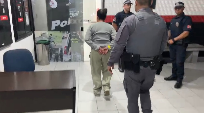 Após discussão, mulher esfaqueia vizinha e é presa em Arujá; vítima segue no hospital