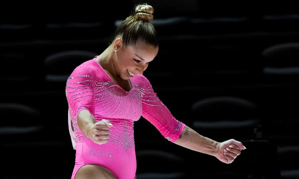Flávia Saraiva ganha o ouro nas barras assimétricas na Copa do Mundo de Ginástica