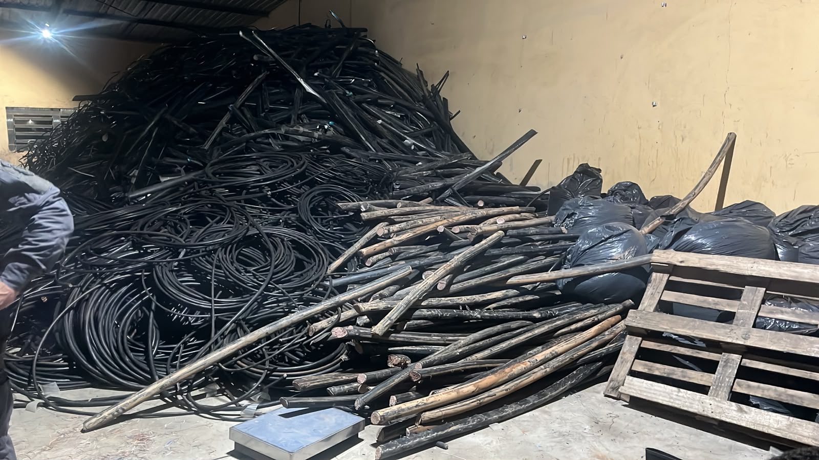 PM apreende 5 toneladas de fios de cobre e prende sete pessoas em Itaquá; veja vídeo