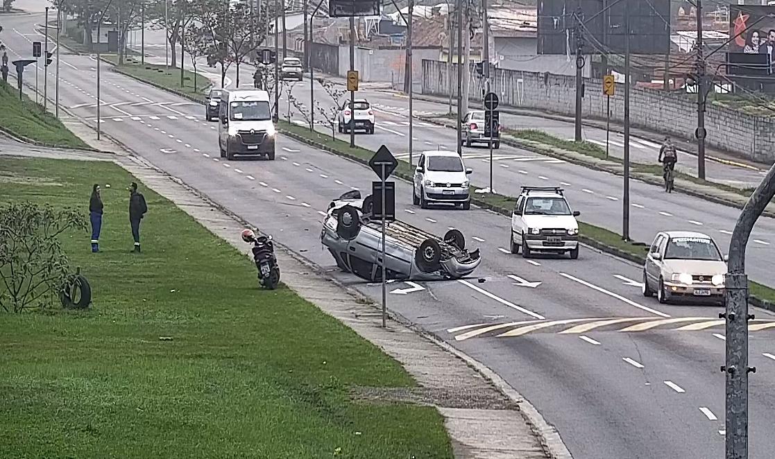 Acidente deixa dois carros capotados e uma pessoa ferida em Mogi das Cruzes