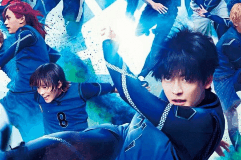 Pôster do live-action "Blue Lock" com jovens jogadores de uniforme azul em ação, o atacante protagonista chutando em primeiro plano entre respingos de tinta azul.