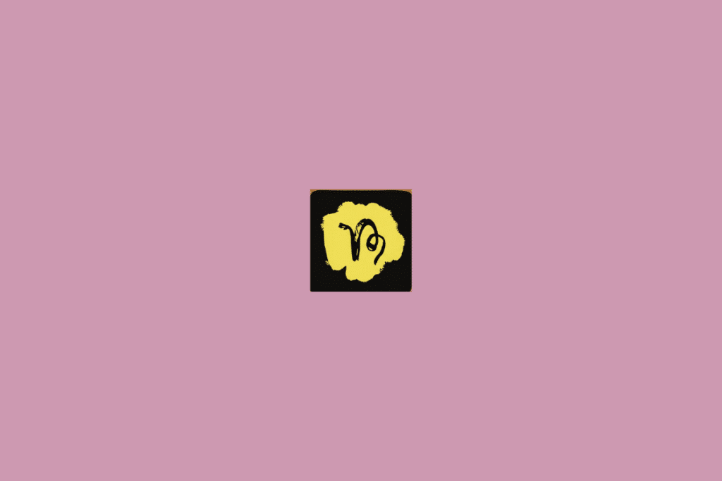 Imagem com fundo rosa-claro uniforme. No centro, há um pequeno quadrado preto com bordas levemente arredondadas. Dentro dele, aparece uma forma irregular em amarelo-claro. Sobre essa forma está desenhado, em preto, o símbolo de Capricórnio, que combina uma curva semelhante a um chifre com uma forma arredondada e alongada na parte inferior.
