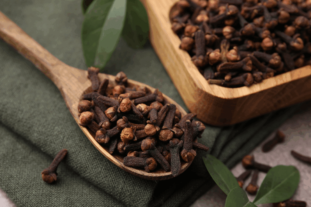 Ferver folhas de louro, cravo-da-índia e canela: para que serve essa mistura? 