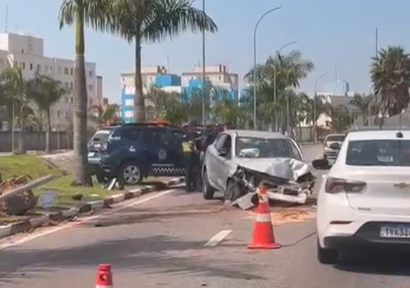 Vídeo: carro fica destruído após acidente na Marginal do Rio Una, em Suzano