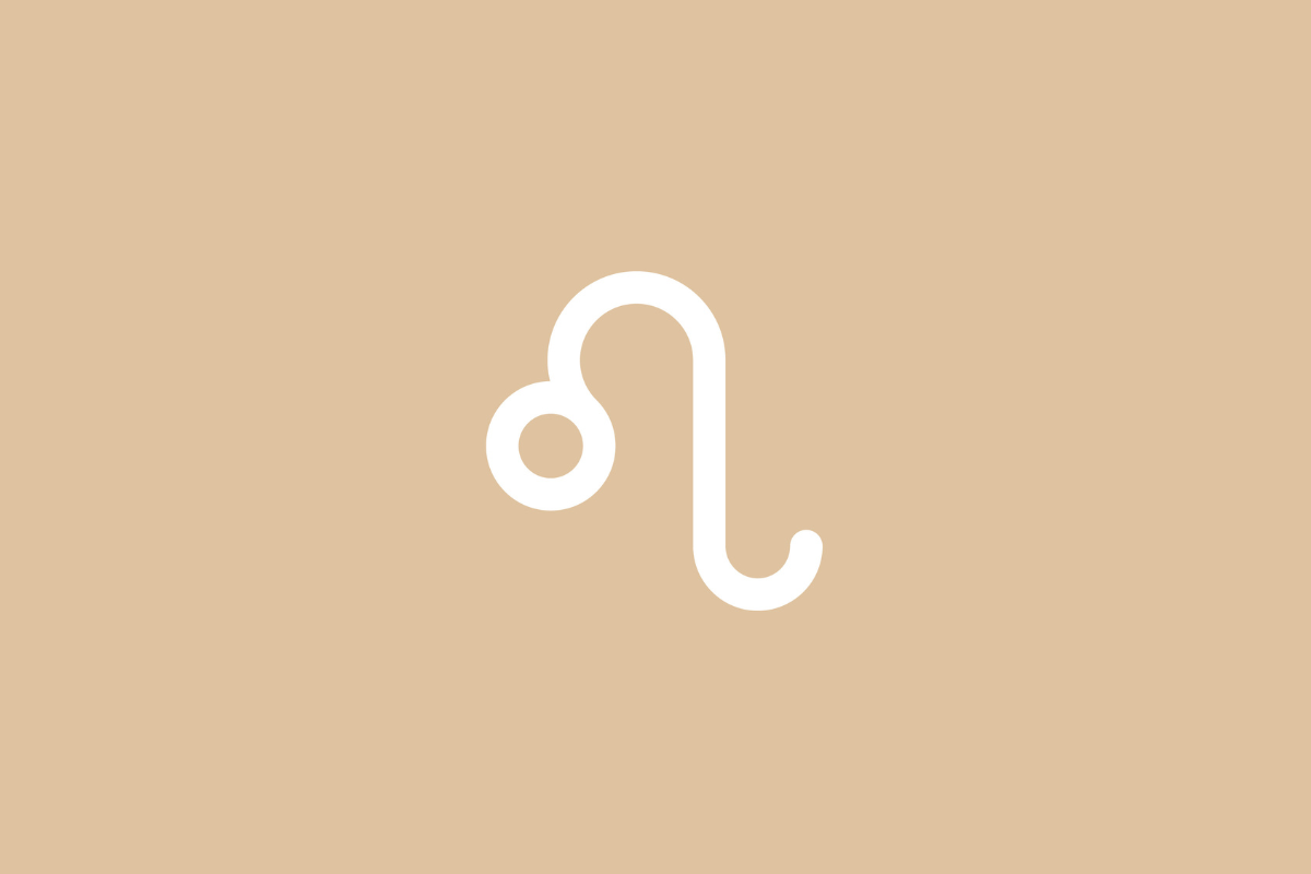 Ilustração minimalista do símbolo do signo de Leão em linha branca contínua, formada por um pequeno círculo conectado a uma linha fluida que remete à juba e à cauda do leão, centralizada sobre um fundo bege em tom pastel