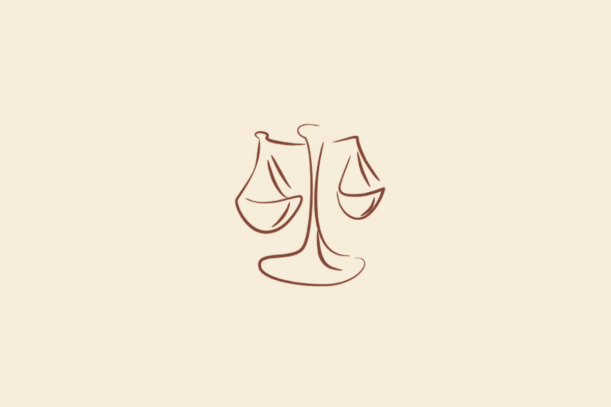 Ilustração minimalista de uma balança de dois pratos, em marrom, representando o signo de Libra sobre fundo bege.