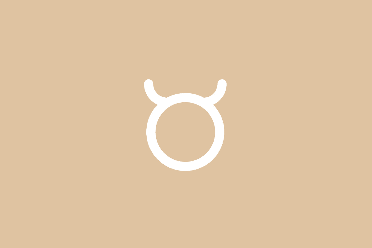 Ilustração minimalista do símbolo do signo de Touro em linha branca contínua, formada por um círculo encimado por chifres arredondados, centralizada sobre um fundo bege em tom pastel