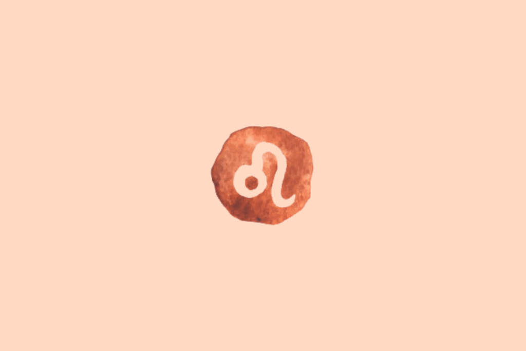 Ilustração do signo de Leão sobre fundo uniforme em tom pêssego-claro. No centro, há um círculo irregular em vermelho-terroso, com textura de aquarela e bordas desiguais. O símbolo de Leão aparece em tom creme e apresenta uma linha curva que forma uma pequena volta arredondada à esquerda, seguida de um traço alongado que desce e termina em uma curva enrolada à direita.