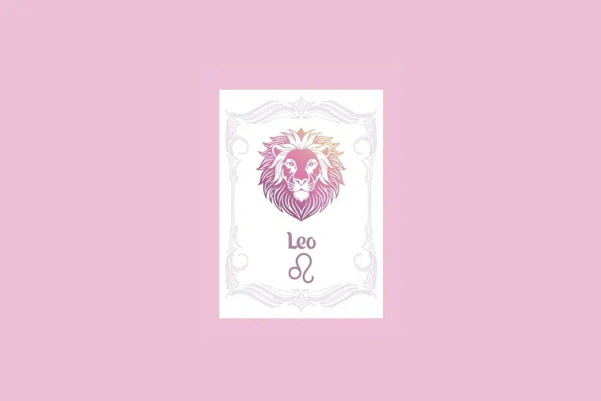 Um cartão branco com uma moldura ornamentada em rosa claro contém a ilustração da cabeça de um leão com um gradiente de roxo a laranja, e o texto "Leo" acima do símbolo do leão, tudo sobre um fundo rosa sólido.