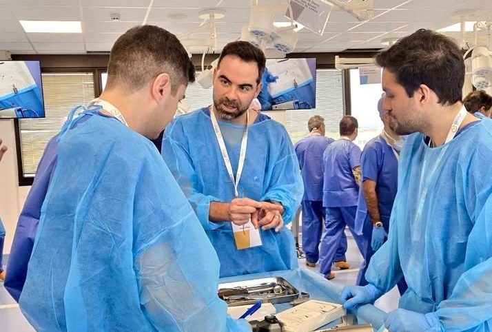 Médico do Imot leva expertise em lesões de cartilagem a ortopedistas em curso na Itália