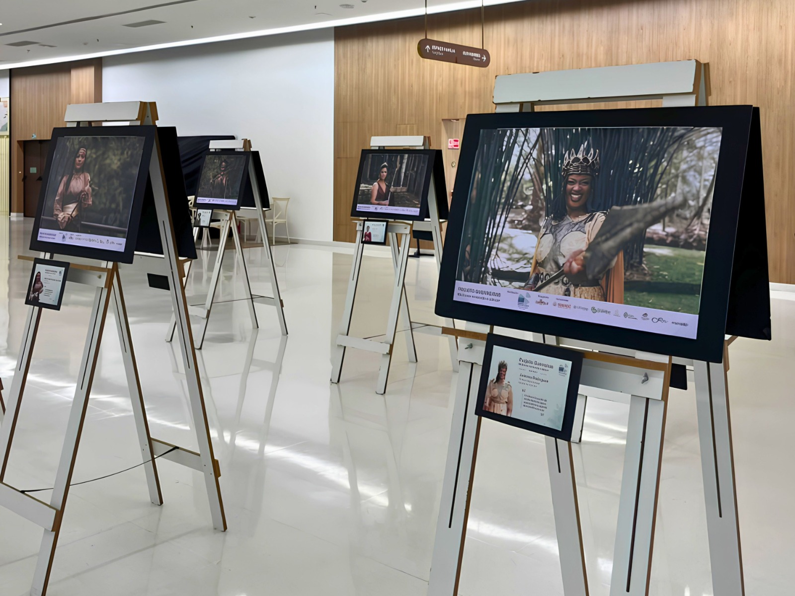 Shopping de Mogi recebe exposição de mulheres que venceram o câncer de mama