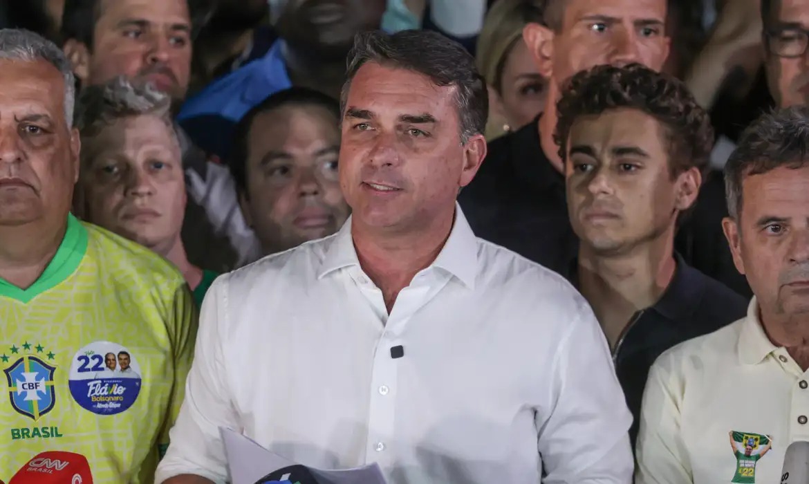 Autoridade dos EUA e aliados confirmam que Flávio Bolsonaro está a caminho do país