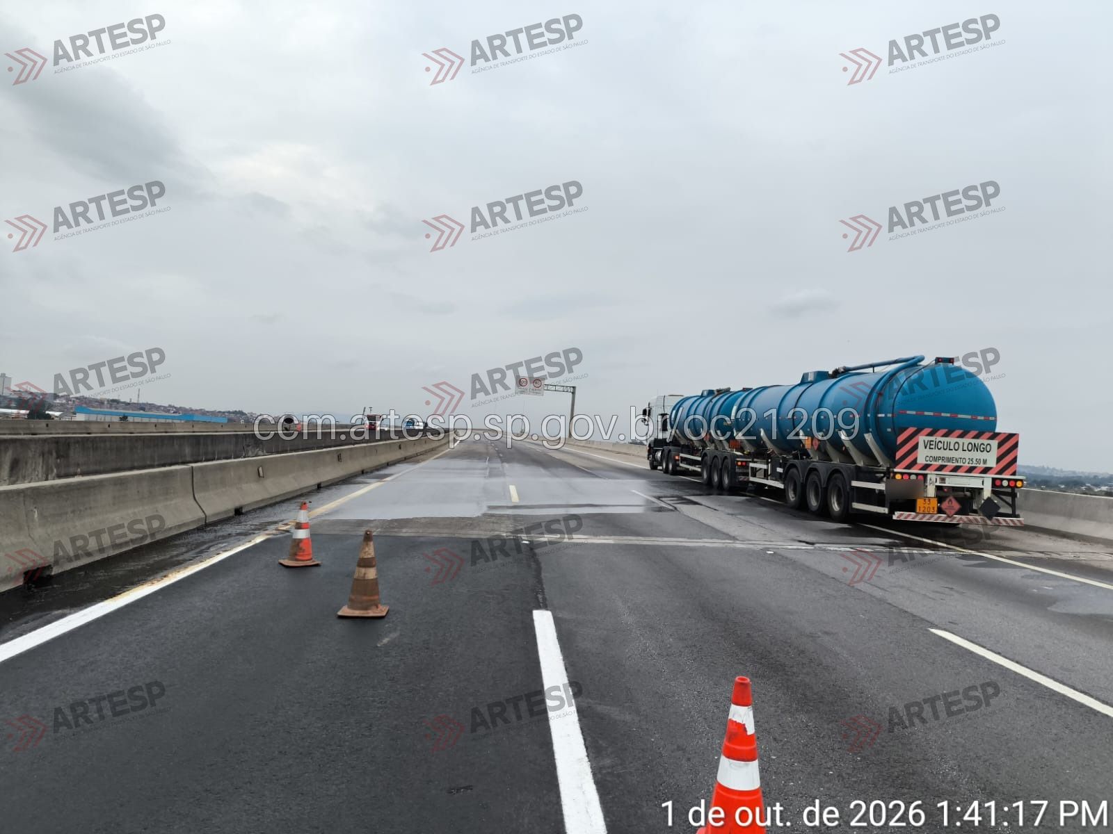Pneu de carreta estoura, causa vazamento de combustível e afeta trânsito no Rodoanel, em Poá
