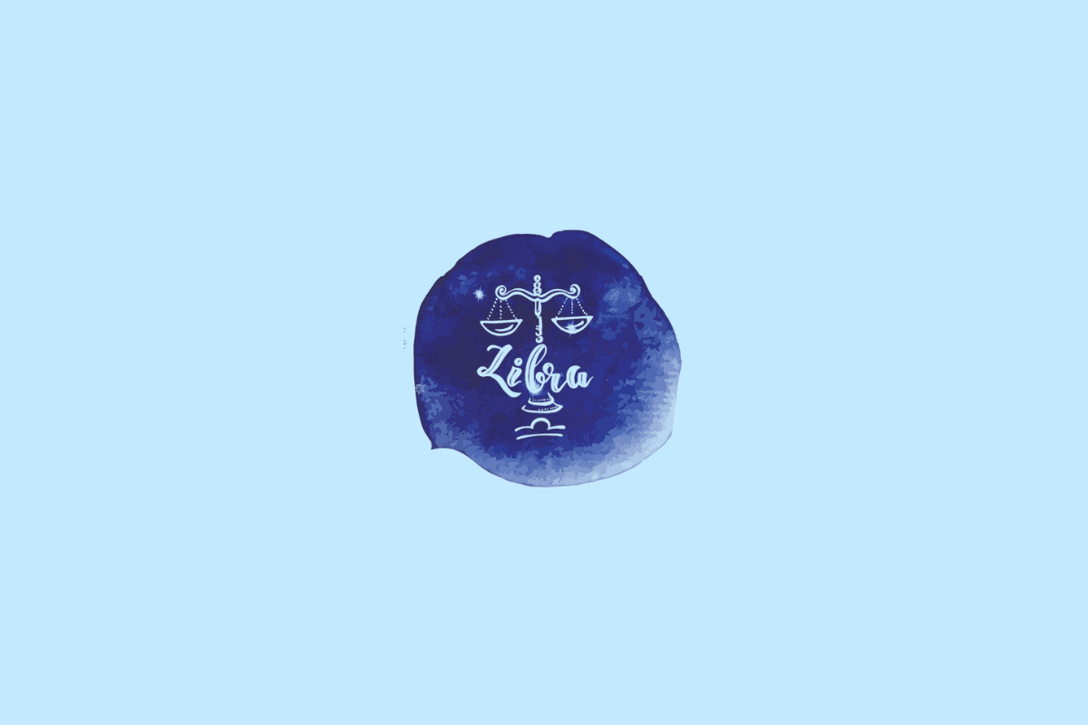 Ilustração do signo de Libra, representado por uma balança de dois pratos suspensos, desenhada em linhas brancas e azul-claras. Uma pequena estrela aparece ao lado do desenho, e o nome “Libra” está escrito em letras cursivas brancas abaixo da balança, acompanhado do símbolo do signo. A ilustração está em uma mancha irregular azul-escura, com áreas em tons mais claros de azul, sobre fundo azul-claro.
