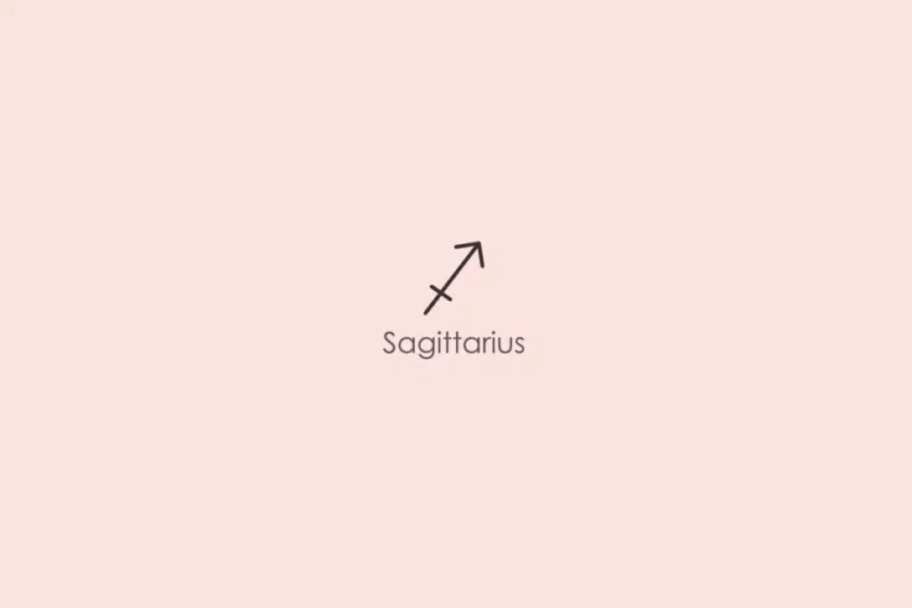 Ilustração minimalista do símbolo astrológico do signo de Sagitário, representado por uma flecha diagonal apontando para cima e para a direita, em tom escuro. Abaixo, aparece a palavra “Sagittarius”, em inglês. O fundo é rosa-claro.