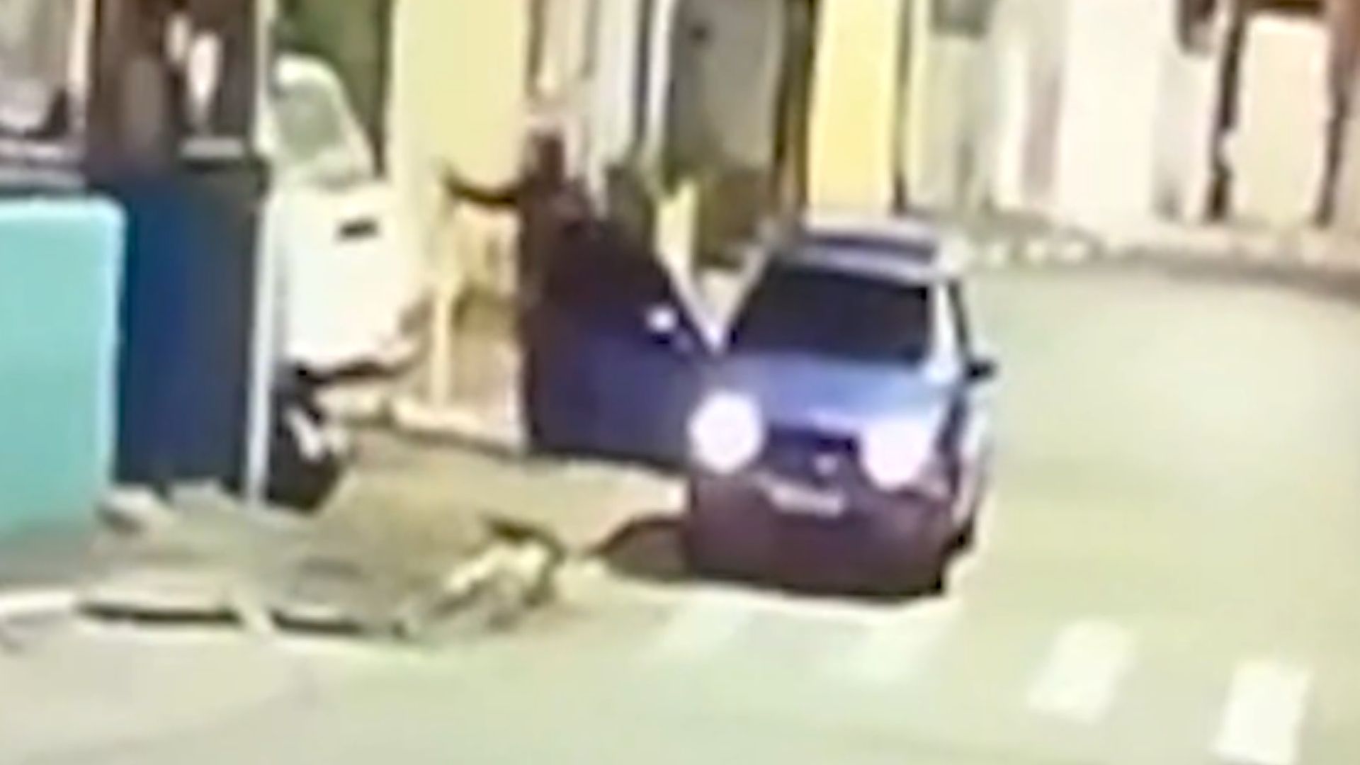 Vídeo: homem morre e mulher fica ferida após Kombi ser alvejada por tiros em Ferraz de Vasconcelos