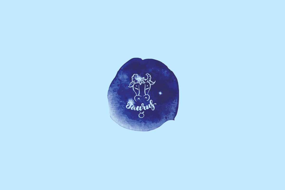 Ilustração do signo de Touro, representado pelo rosto de um touro com chifres curvados, orelhas laterais e focinho largo, desenhado em linhas brancas e azul-claras. Pequenas estrelas aparecem ao redor da cabeça. O nome “Taurus” está escrito em letras cursivas brancas abaixo do rosto, acompanhado do símbolo do signo. A figura está em uma mancha irregular azul-escura, com áreas em diferentes tons de azul, sobre fundo azul-claro.